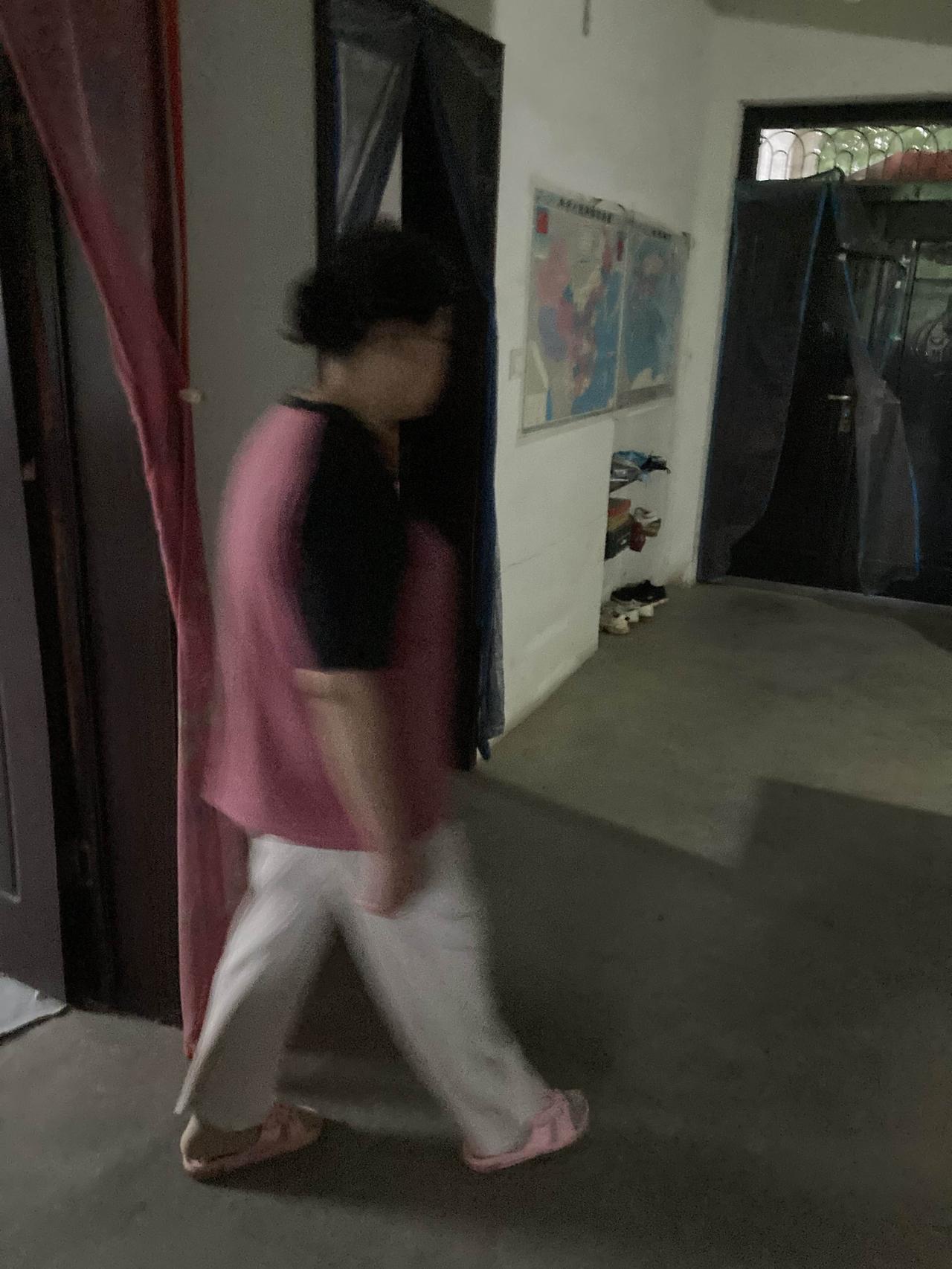 我妈心情舒畅，越来越胖。我瘦的跟没饭吃的一样。无语。

她吃完饭就去打牌，哪怕不