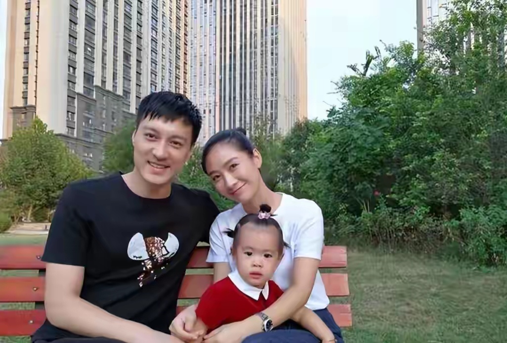 原来他们已离婚，结婚10年一直AA，如今一个单亲养娃一个事业下滑 