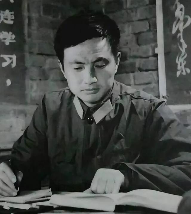 一天，任正非等人看到墙上一句标语：心系中华，有所作为。脑袋一激灵，于是华为的名字