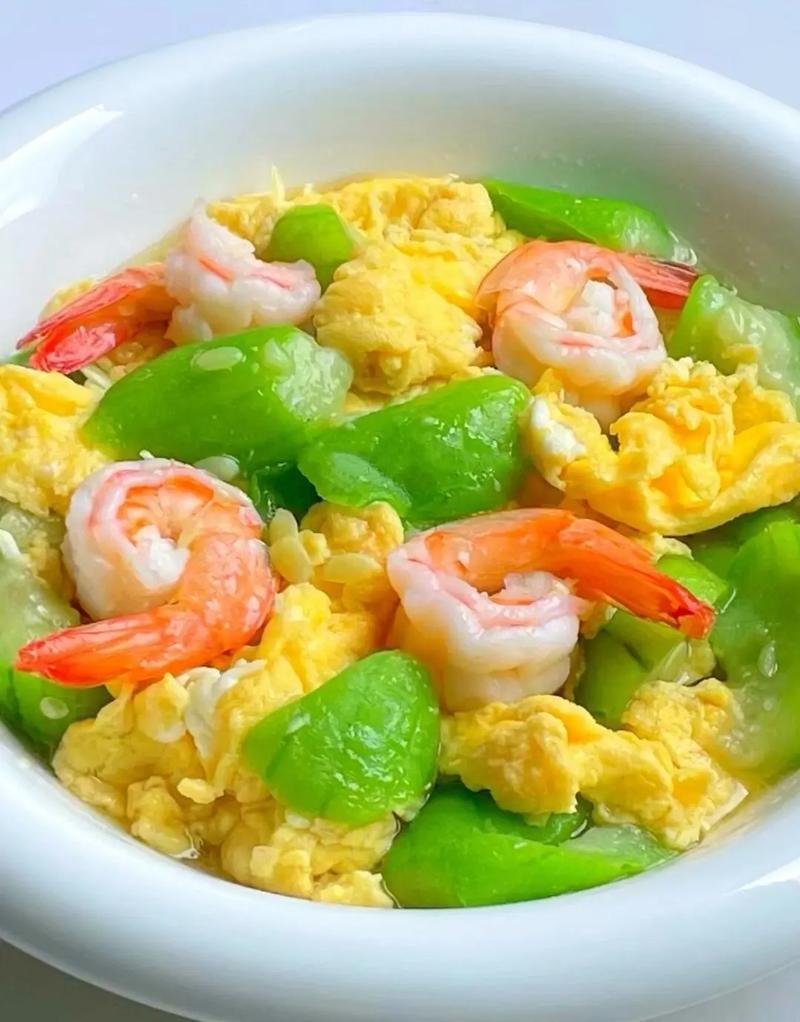 进入三伏天，高温闷热、湿气较重，脾胃消化功能减弱，饮食应当遵循清淡祛湿、护养脾胃