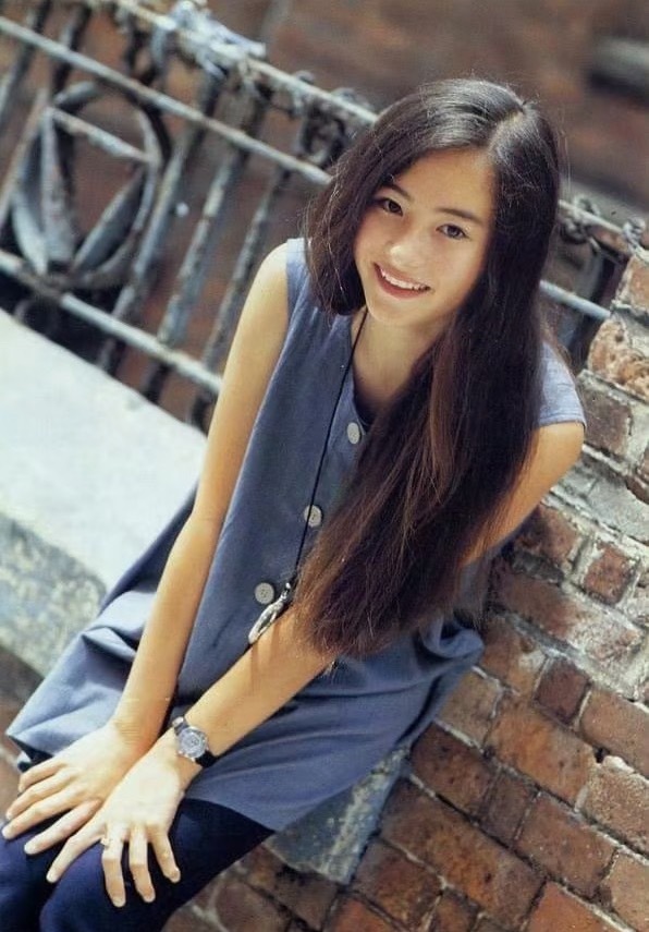 真正的美人，在十三四岁美貌就已经是完成时态了…没有一点尴尬期 