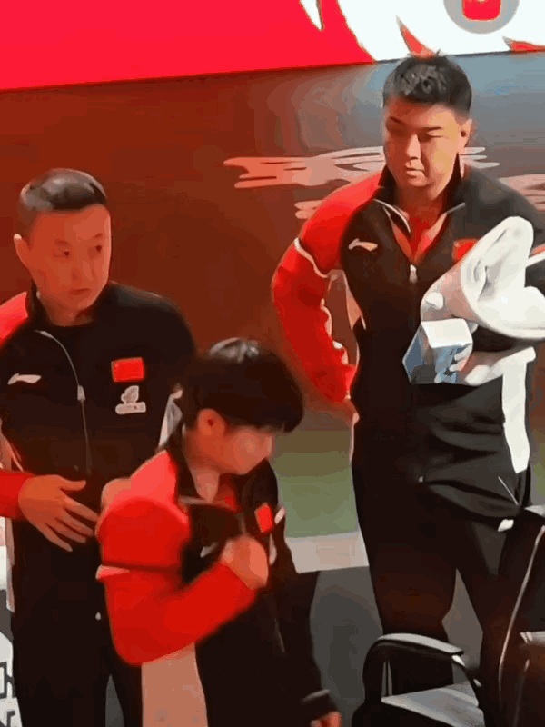 笑不活了，各管各家的娃马琳拿着保温杯，白告拿着毛巾和纸巾，两位教练专心的等着两个