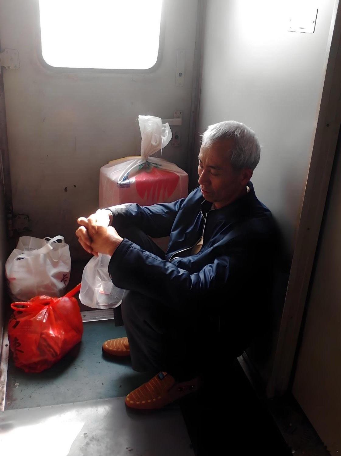 无座票和二等座同价，这不仅是价格标签的重合，更是公共服务契约在运力极限下的一次边