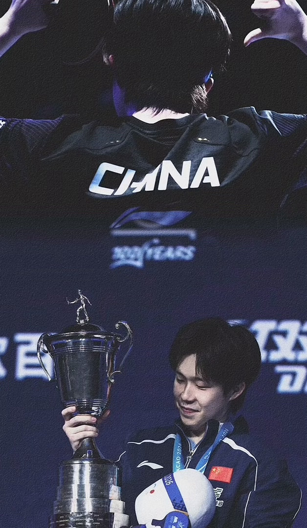 王楚钦捧杯名场面刷屏！CHINA战袍+世乒赛冠军奖杯，国乒荣光永不落幕王楚钦国乒