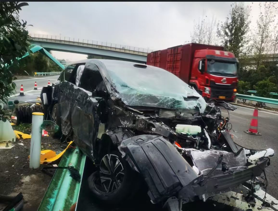 东风日产NX8从这起事故能看到NX8的车身安全底子不错，极端碰撞下保住了乘员生存