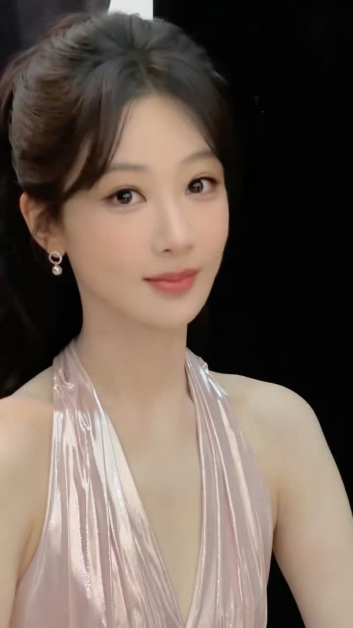 杨紫粉色挂脖流光裙好美的紫妹[抱一抱]粉色挂脖裙+公主头真的好美啊！睫毛好长[羞