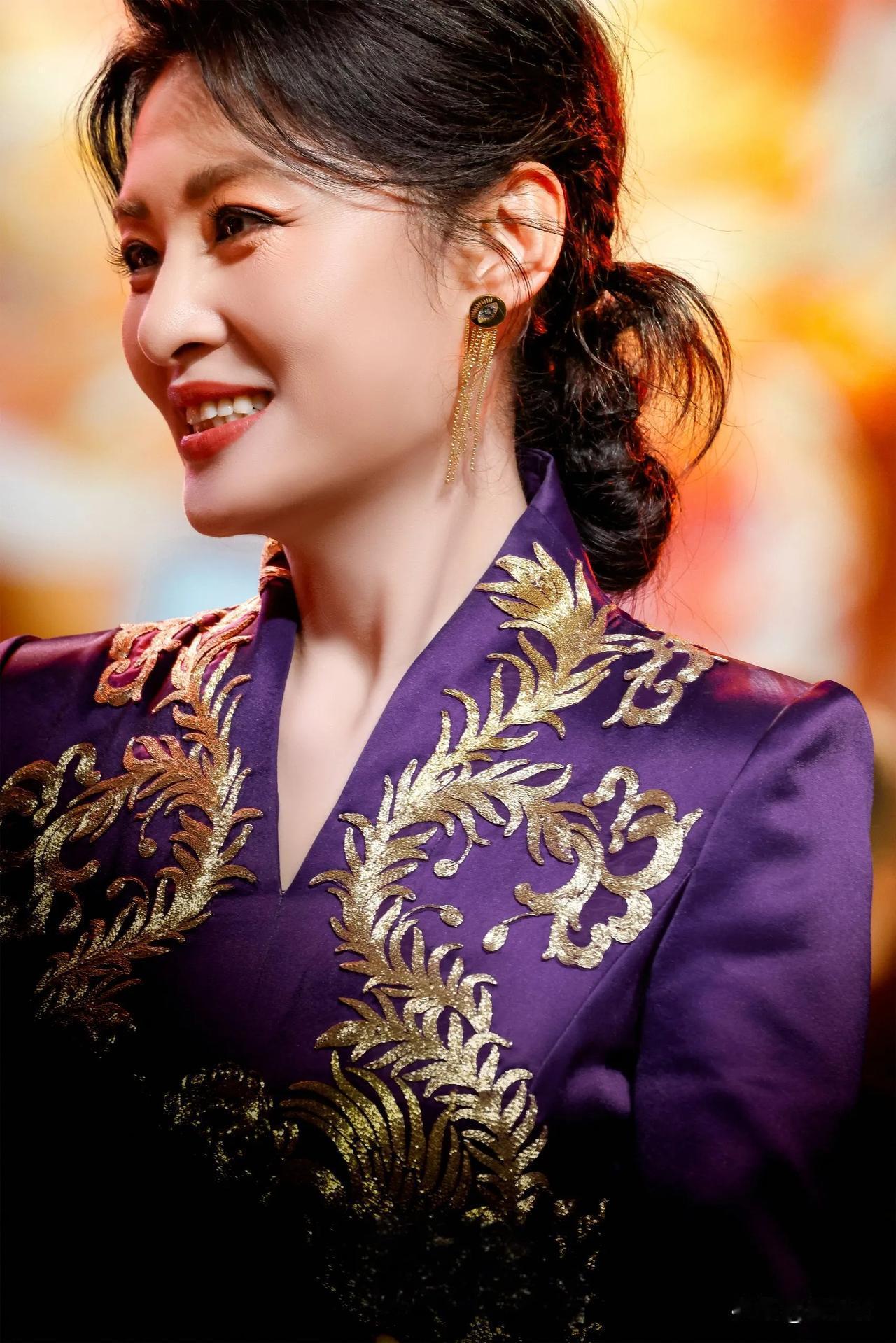 这是我见过最具贵气感的女人，过50岁仪态端庄、雍雍华贵，身材，气质，皮肤，体态俱