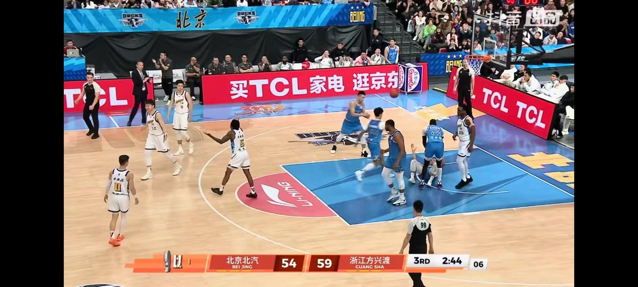 浙江广厦77:74击败北京北汽，一周内双杀北京北汽，真是一物克一物啊，在元旦大战