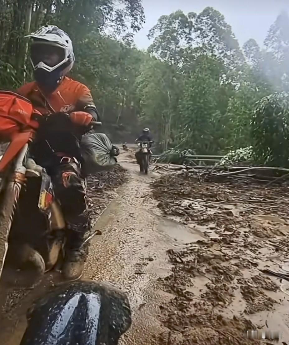 广西横州摩托车队翻山越岭送物资2026年7月8日，广西横州市因洪灾导致道路损毁，