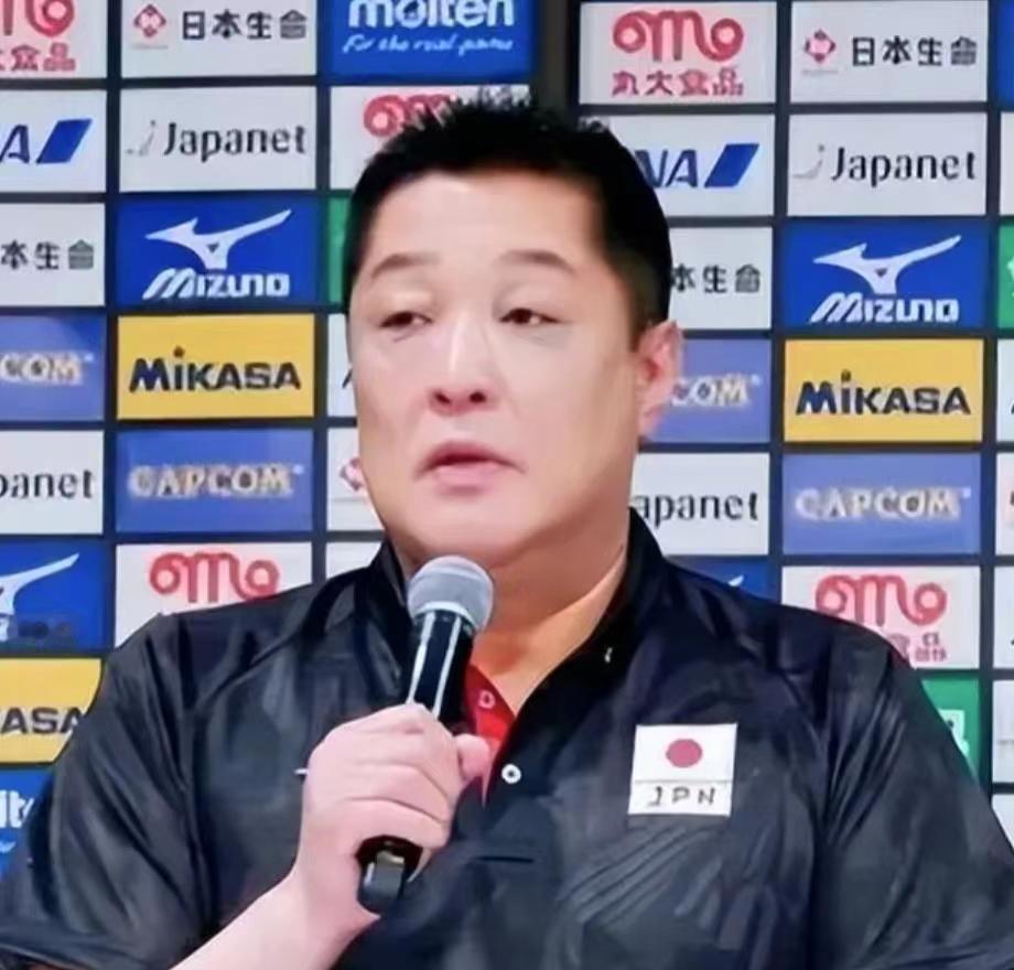 日本女排3：1中国女排，赛后主教练真锅政义三句话点评一针见血：
 
1、赛前我们