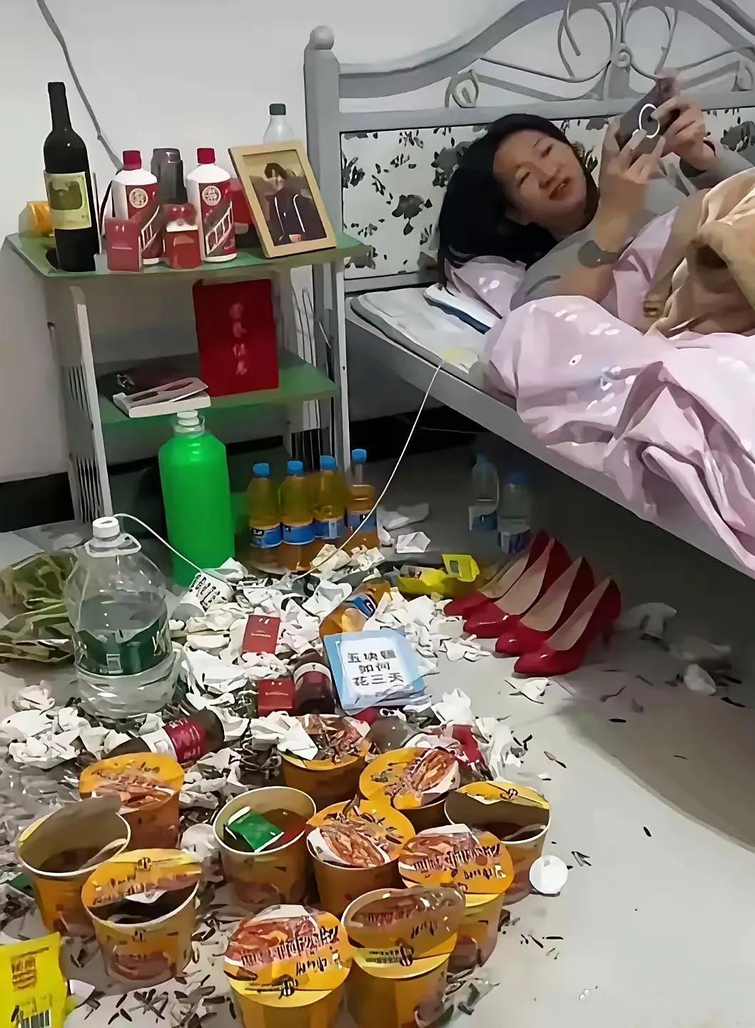 网上看到这一幕，
惊呆了啊！！！
这怎么做到的？
家里能糟蹋成这样，
得是多少天