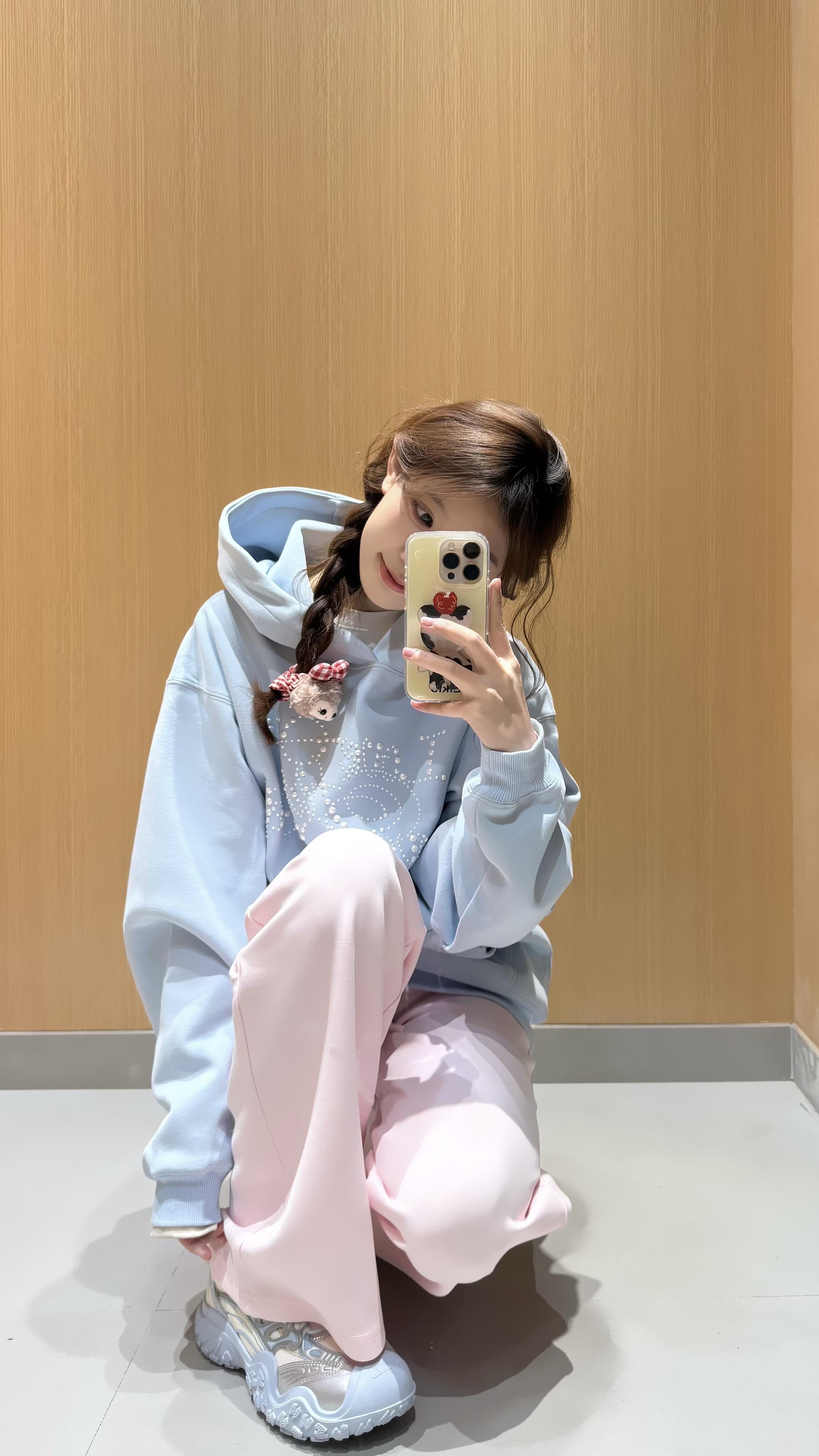 于是我开始爱面包 爱甜品 爱一切能让味蕾甜的东西 人生太过苦涩 我不懂...