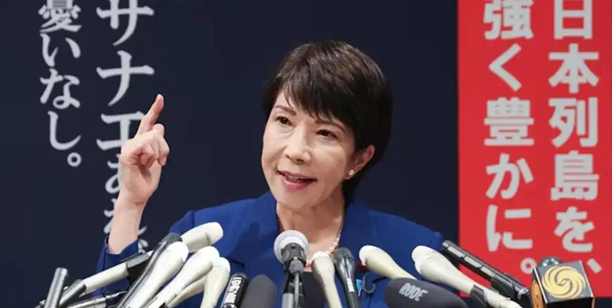 一部法案，让整个日本炸了锅。国会门口抗议不断，几家最有影响力的主流媒体同时说“不