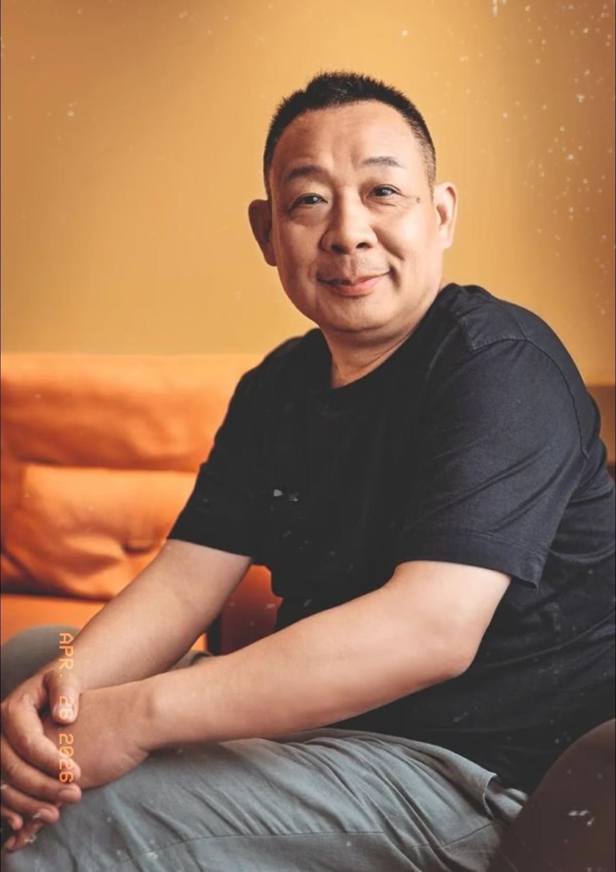 不知道你们有没有发现，
于东来是真的活通透了。

年后他正式宣布退休，发布会上还