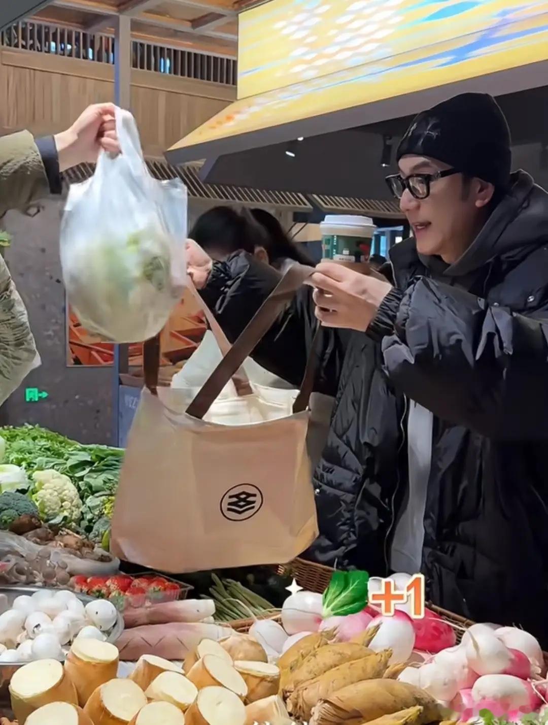 林依轮下厨为老婆54岁庆生林依轮亲自下厨为老婆 54 岁庆生林依轮为爱妻庆54岁