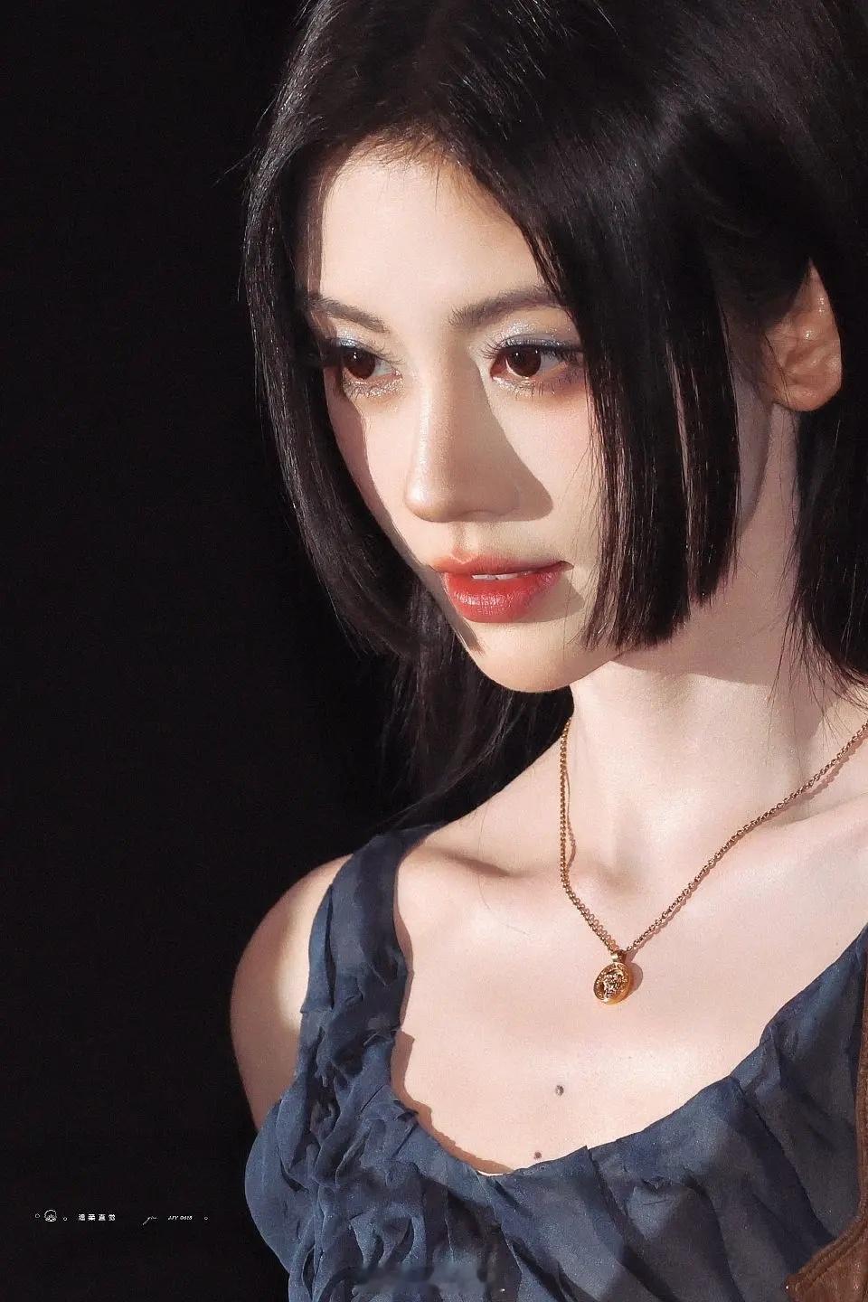 鞠婧祎这张站姐怼脸好厉害 这姐输什么都不会输掉怼脸 ​​​