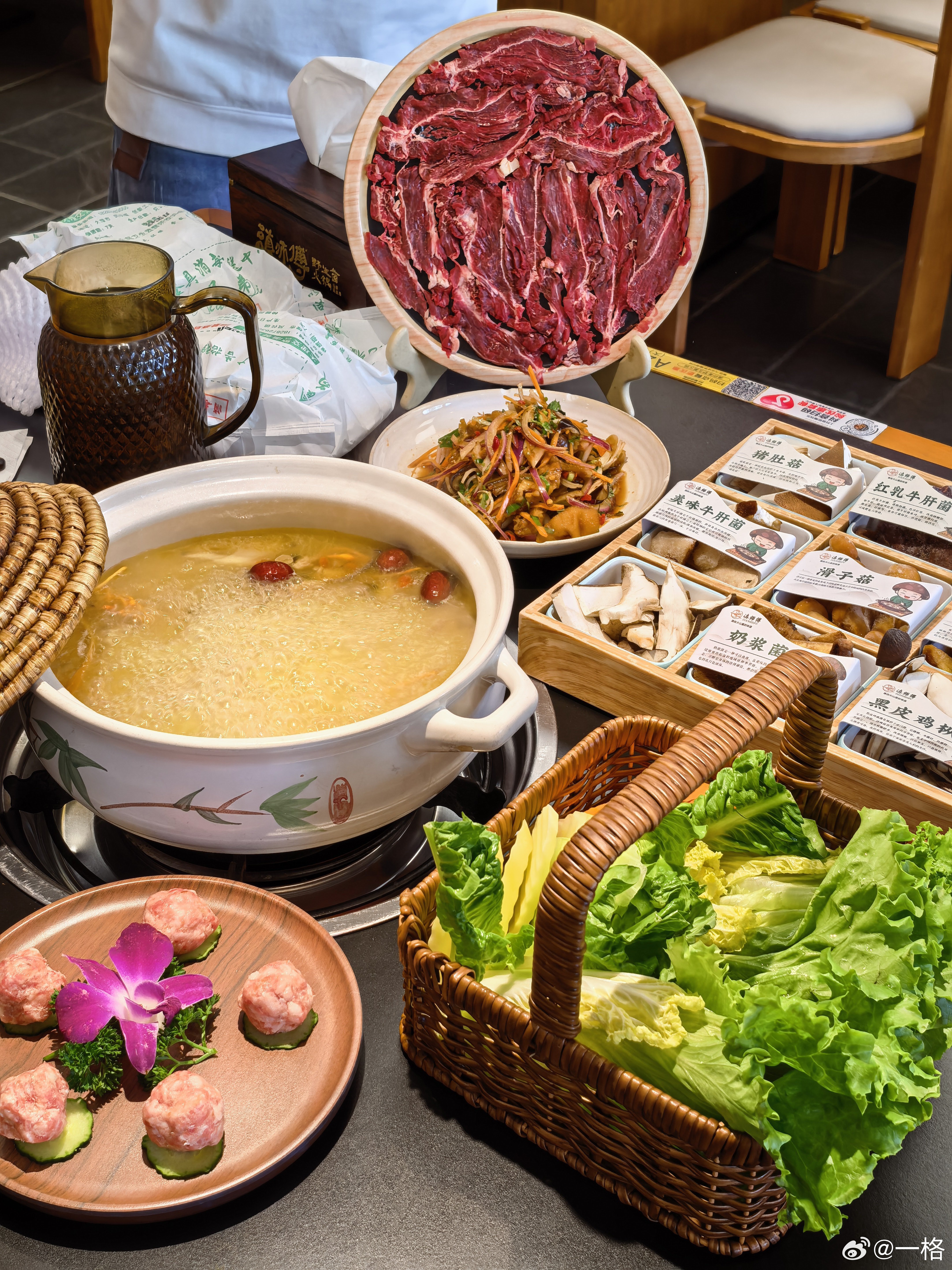 到大理第一件事就是来吃野山菌火锅，因为有见手青，煮了20分钟后服务员还要取汤做样