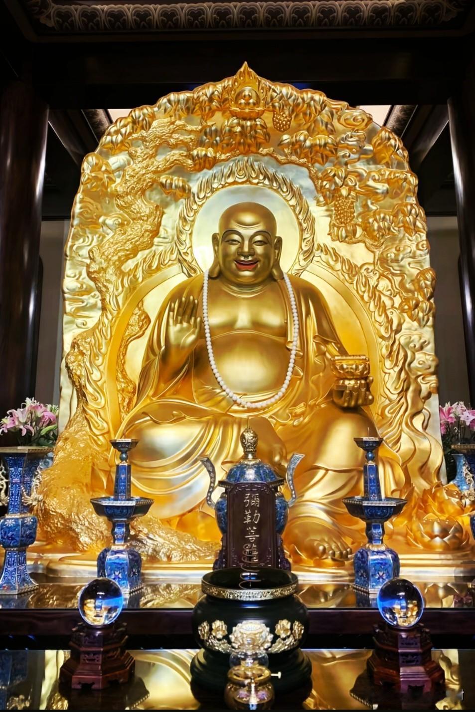 看到这尊弥勒，瞬间被治愈了
 
一脚踏进殿里，目光就被这尊金身弥勒牢牢抓住。
 