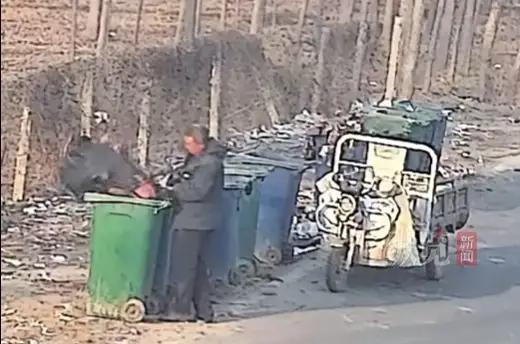 拾金不昧，这位68岁的保洁大爷值得网友们为他点赞。

12月28日下午，68岁的