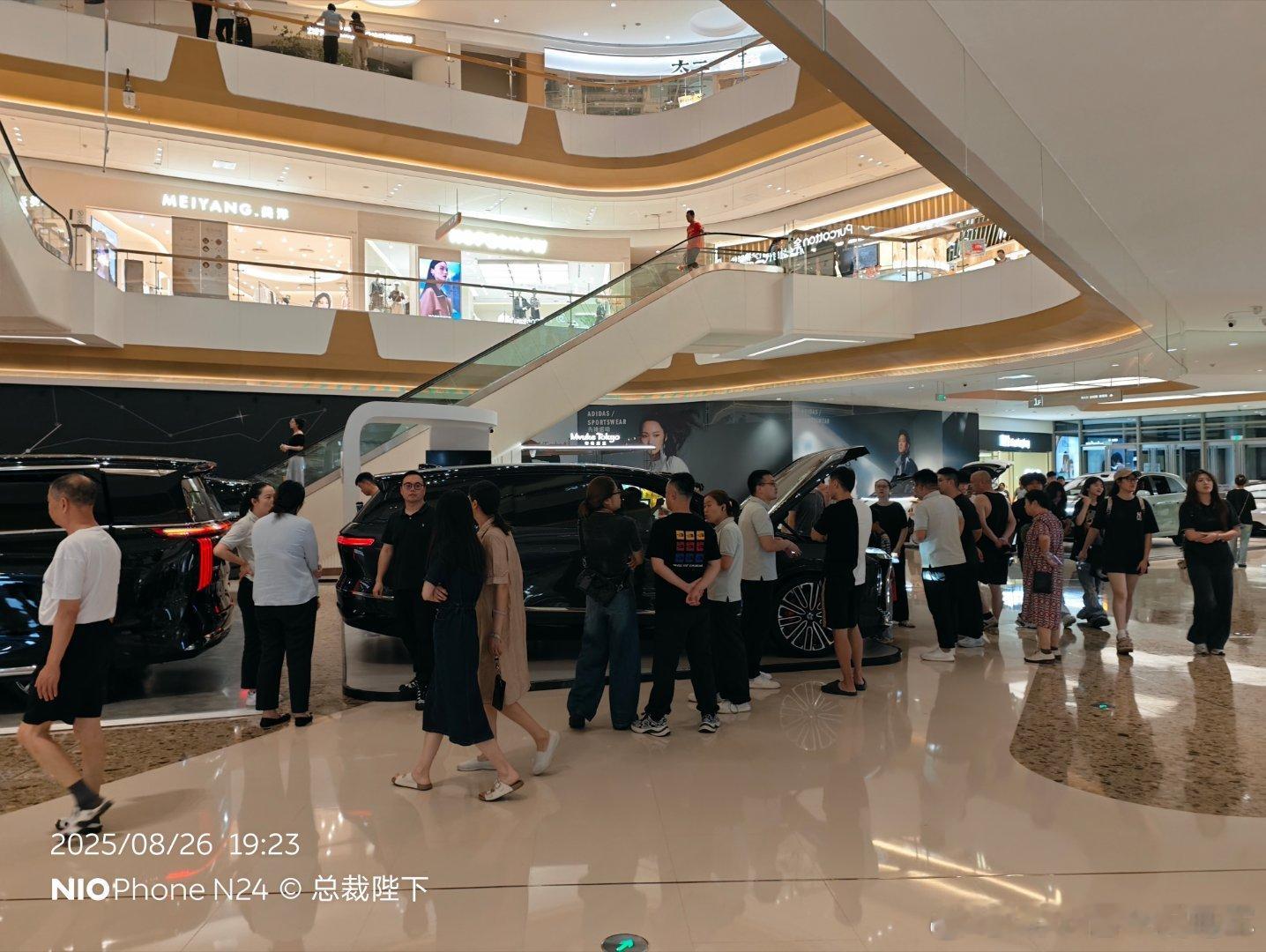 全新ES8这流量确实有点离谱，今天可是工作日而已，听说部分门店已经开始拉2群了[