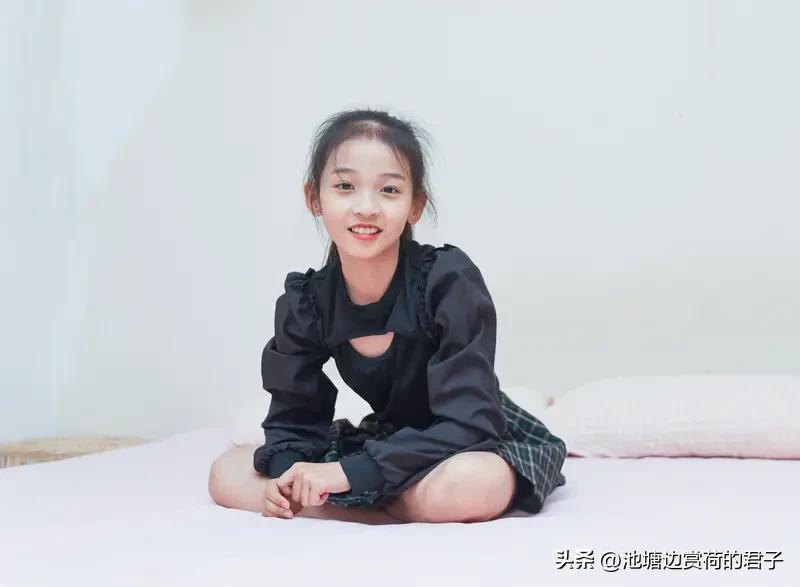 00后小花的演技真是可圈可点。像孙珍妮，爱豆转型演员相当成功。在《长月烬明》里演