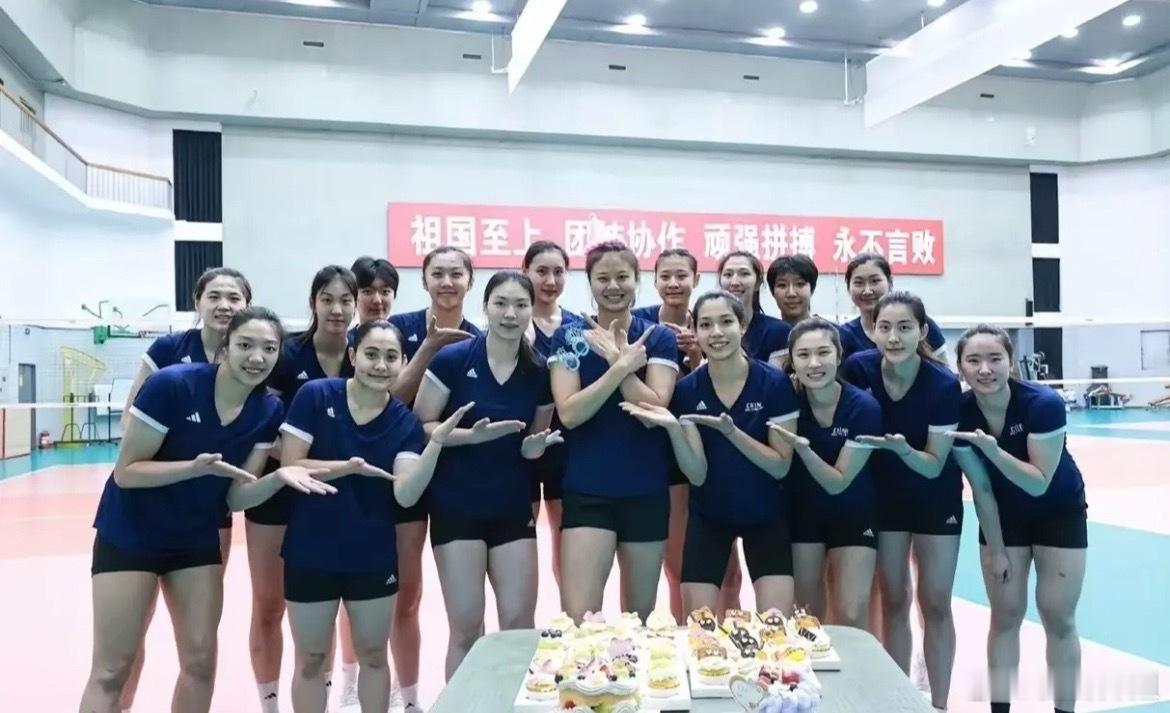 随着中国女排三大名将回归，北京集训最新17人同框，她们都是谁？前排有8人：龚翔宇