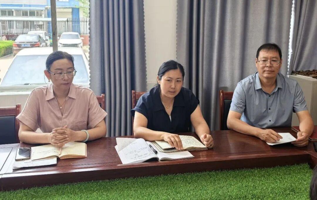 沂源县悦庄学区埠村希望小学热烈欢送江艳老师光荣退休，阮阳校长致辞并向江老师献上鲜