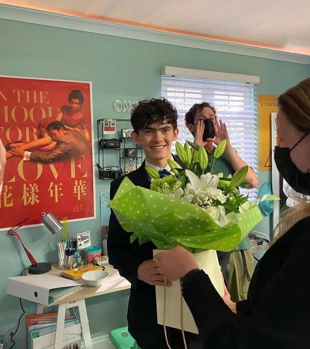 《心跳漏一拍》的 Charlie 的家里挂有《花样年华》的海报。
《星条红与皇室