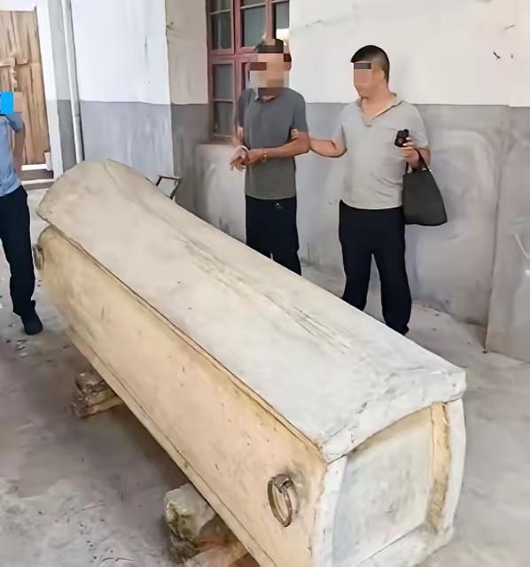 “穷疯了？”湖北，69岁老人在8年前准备了一副柏木棺材，存放在自家猪圈里，谁知，
