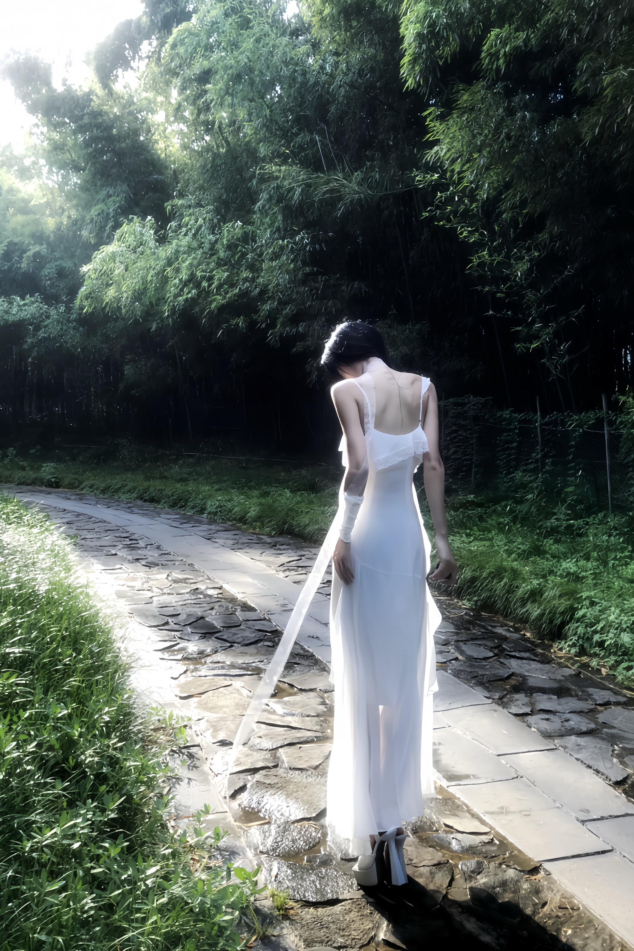 夏日的蝉鸣叫醒了我 你我终会在此相遇。