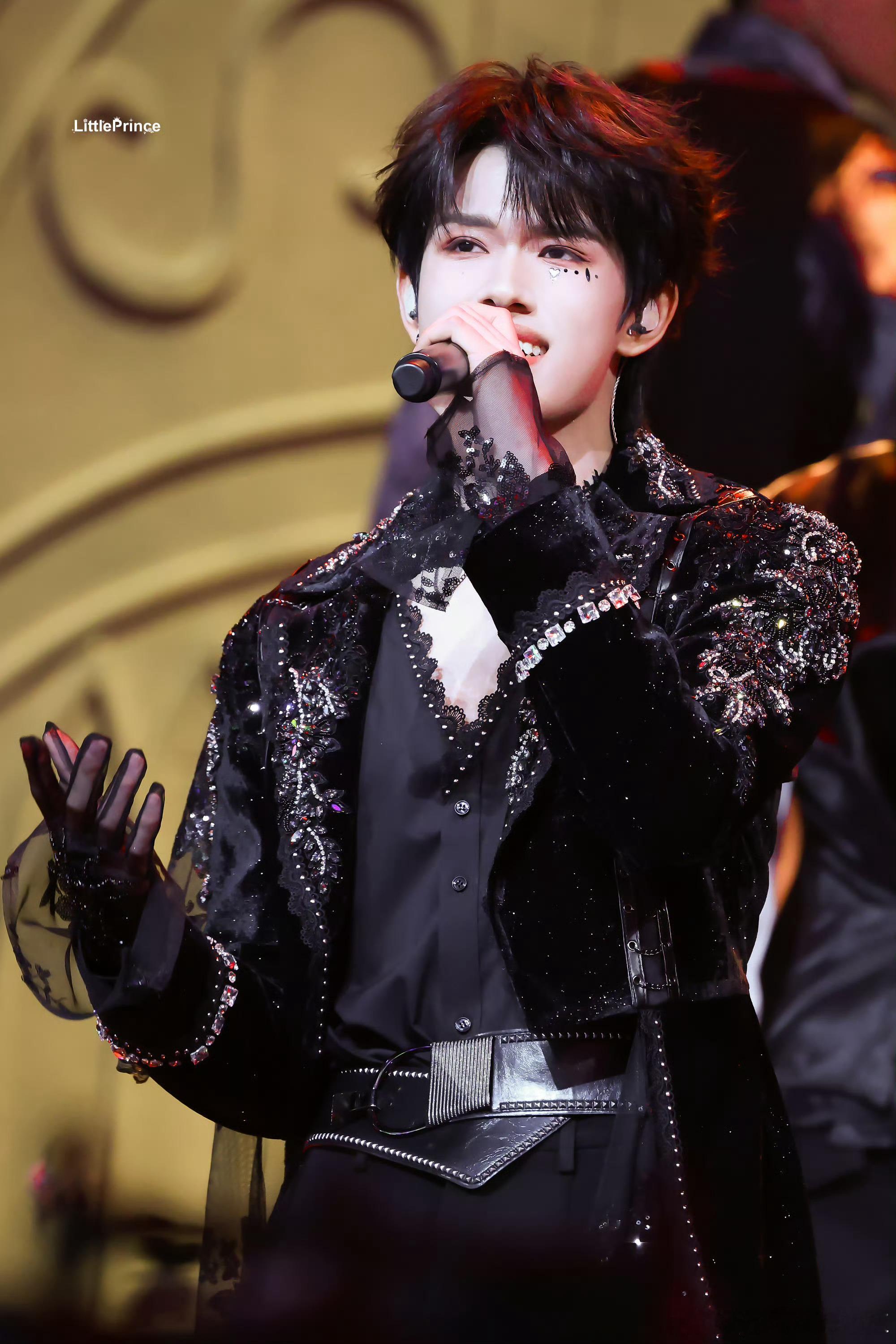 荣耀之战热心市民张极当张极在舞台上悄悄当起月老，紧张赛事便被温柔覆盖。他自然流露