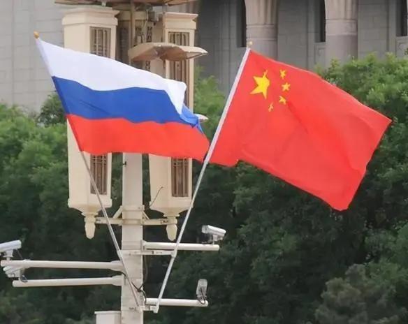 俄罗斯为什么越打越强？原来得到了两个国家的鼎力支持，中国与印度。

2022年俄