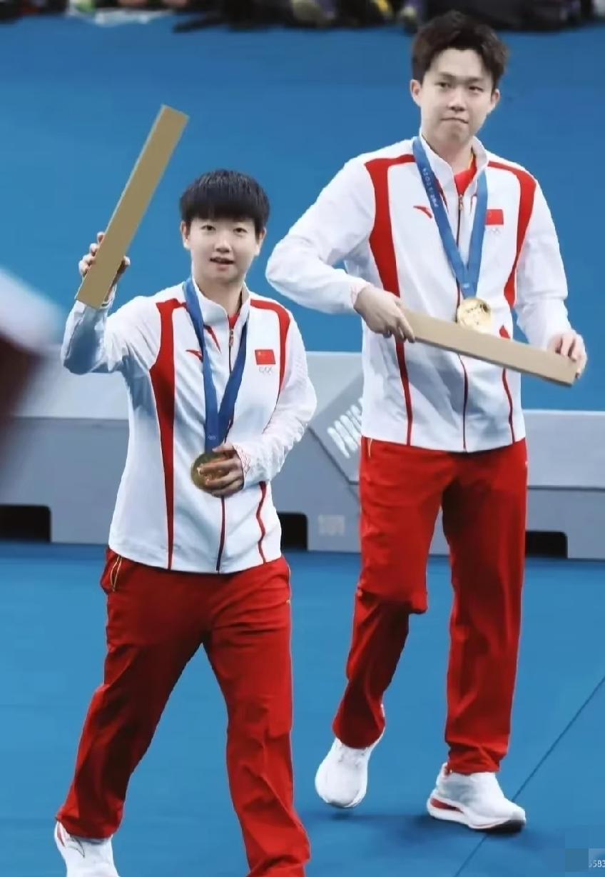 永远会反复珍藏这张巴黎奥运会的经典画面✨
孙颖莎与王楚钦搭档拿下乒乓球混双项目奥