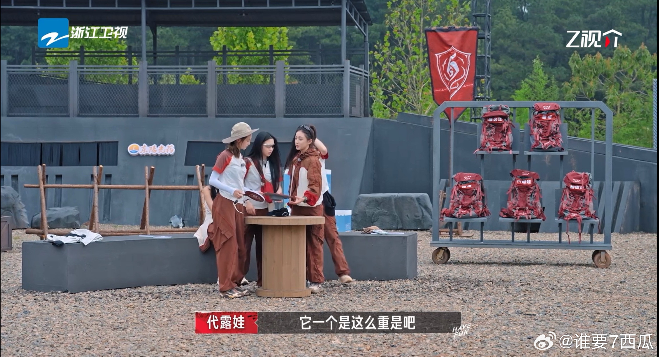 程潇说为什么瘦一斤这么难嗨放派 原来女明星也逃不过减肥的坑！程潇举着小碎片的灵魂