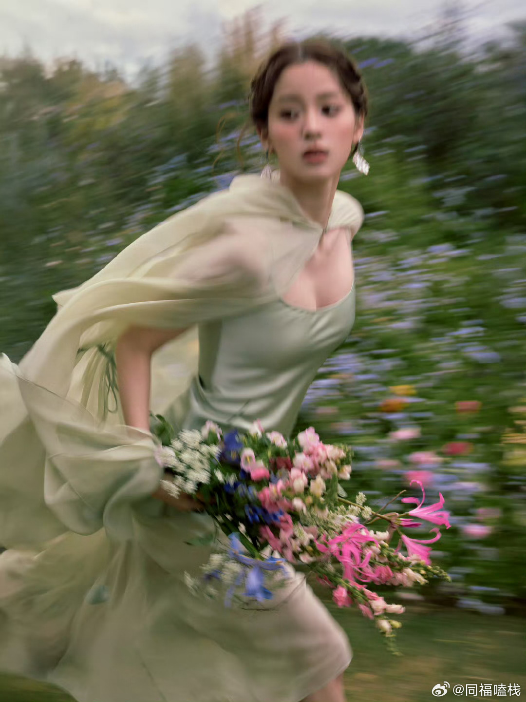 天呢 欧阳娜娜今天完全就是花仙子💐花丛中奔跑这下美的我心颤、怼脸更是大片级别的