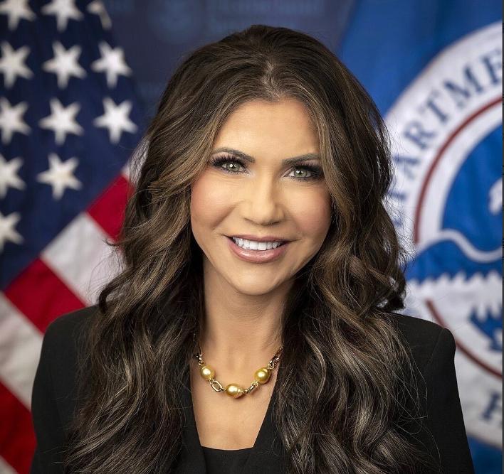 刚被特朗普炒掉国土安全部部长职位的克里斯蒂·诺姆，3月6日直接发文表态了。

她