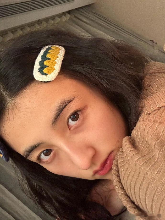 张子枫抗拒照镜子张子枫说没觉得自己好看 张子枫这段播客真的好戳心，原来她也会抗拒