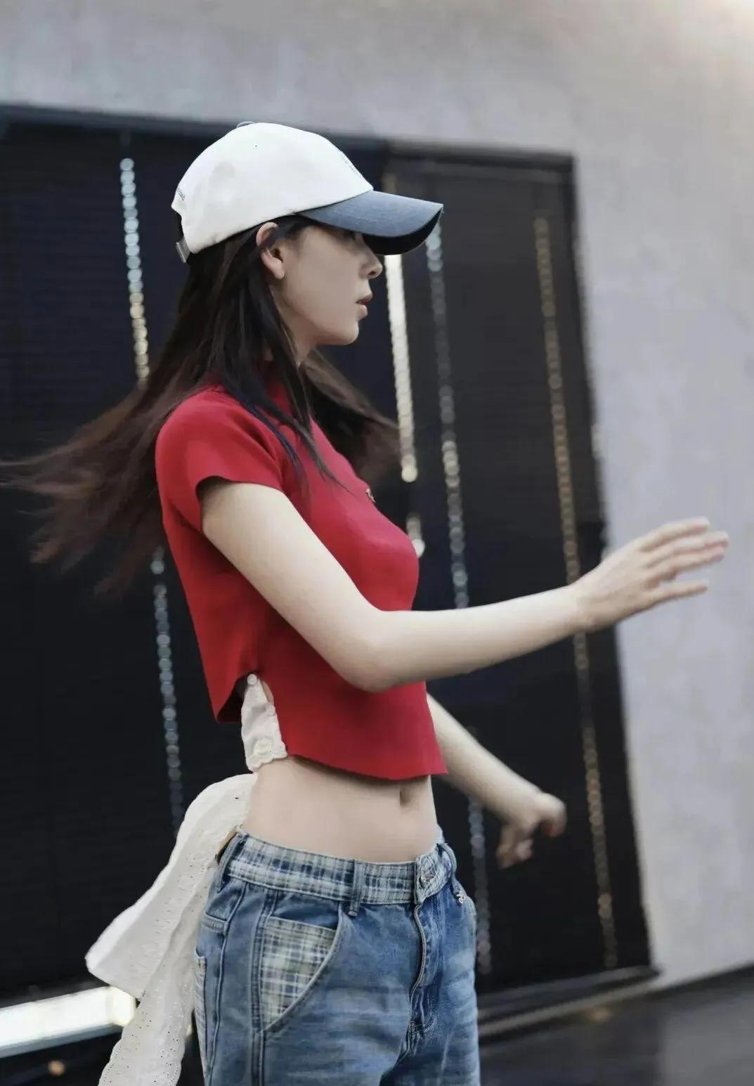 陈瑶这“蚂蚁腰”是真实存在的吗？🔥春晚练舞花絮里，红色短款上衣+牛仔裤，直接把