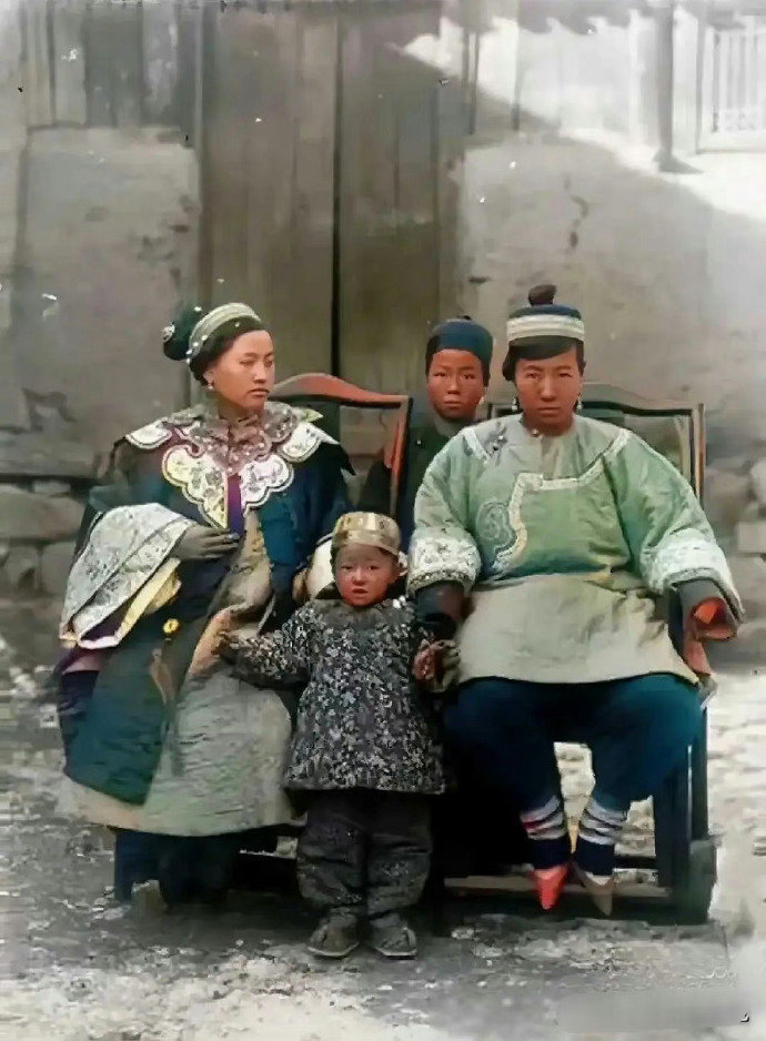 据说这是清朝某大户人家的正妻与偏房的合照 能看出谁是正妻、谁是偏房吗？ ​ ​​
