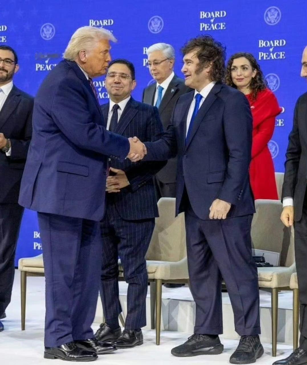 阿根廷总统米莱：西装配跑鞋，妹妹当“第一夫人”
 
阿根廷总统米莱又整活了！和特