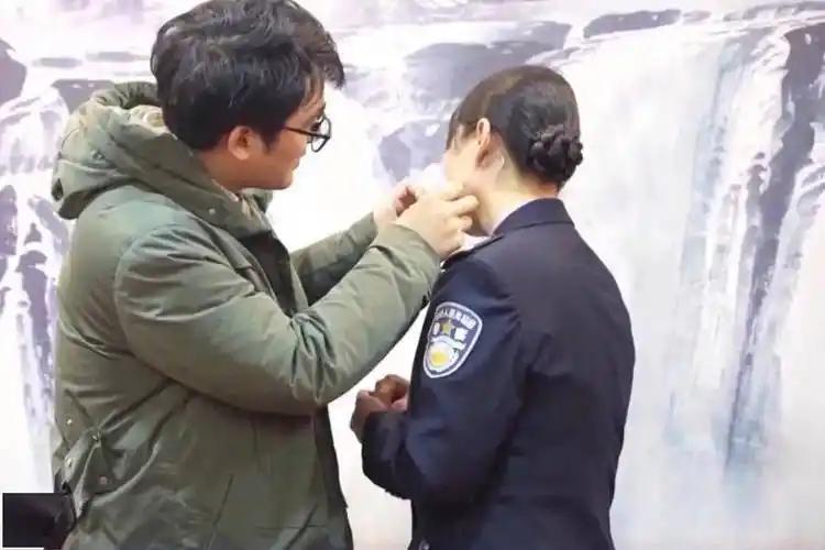 休假遇凶徒敢空手夺刃！30针伤疤作勋章，河南女警23年坚守获最高荣誉
 （文章内