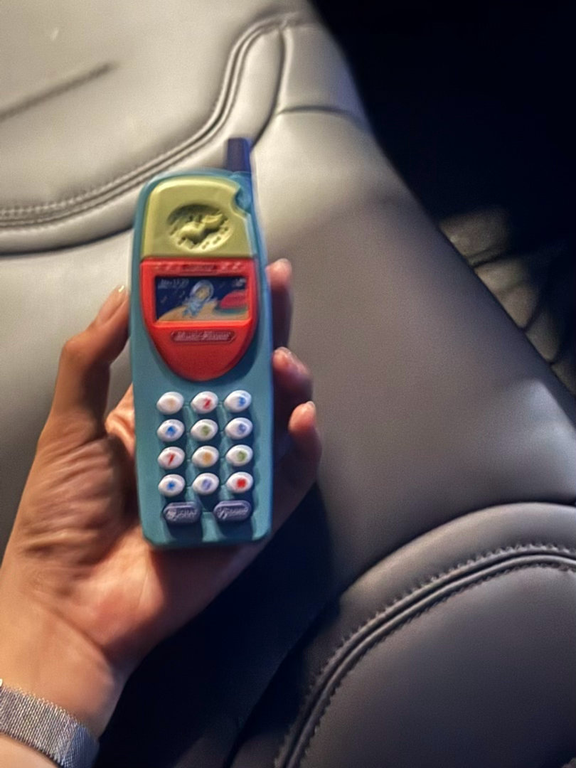 天呐我服了 正emo讷不小心按到包里的玩具手机。。我真是醉了！ 