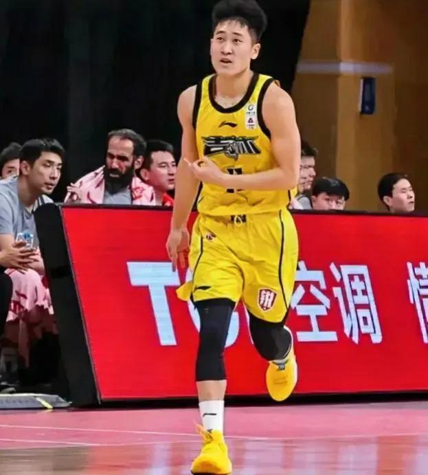 吉林98-92广厦队，看看谁发挥出色，吴昌泽在辽宁的时候，扬世美拿那种眼神看小吴