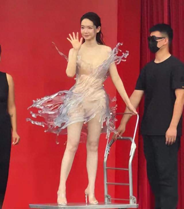 穿了和没穿一样！透明没一块布料，被指擦边