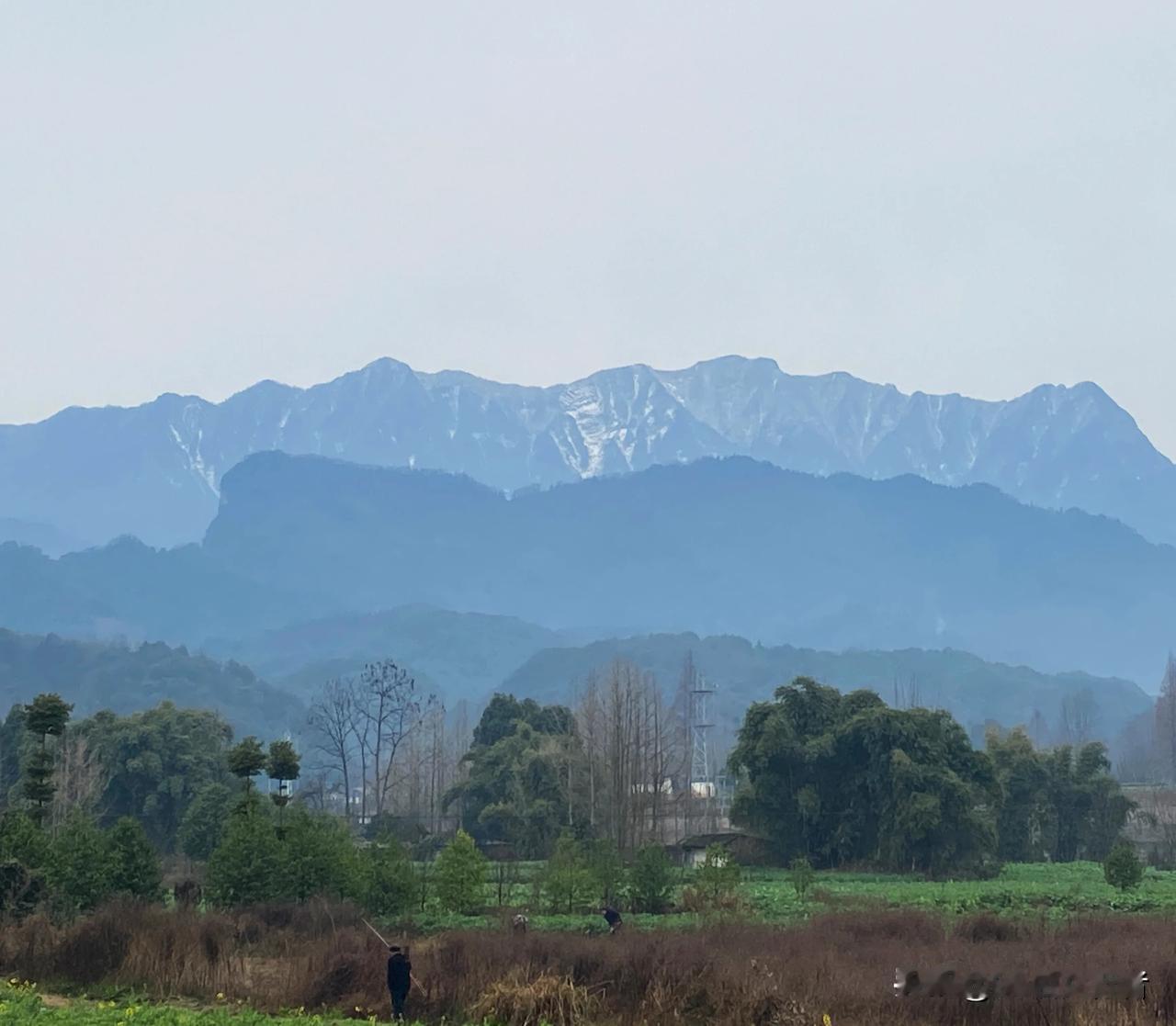 与山中友人探访卧牛山，此山横亘于青城最高峰赵公山前，面临都江堰城市，形似卧牛。登