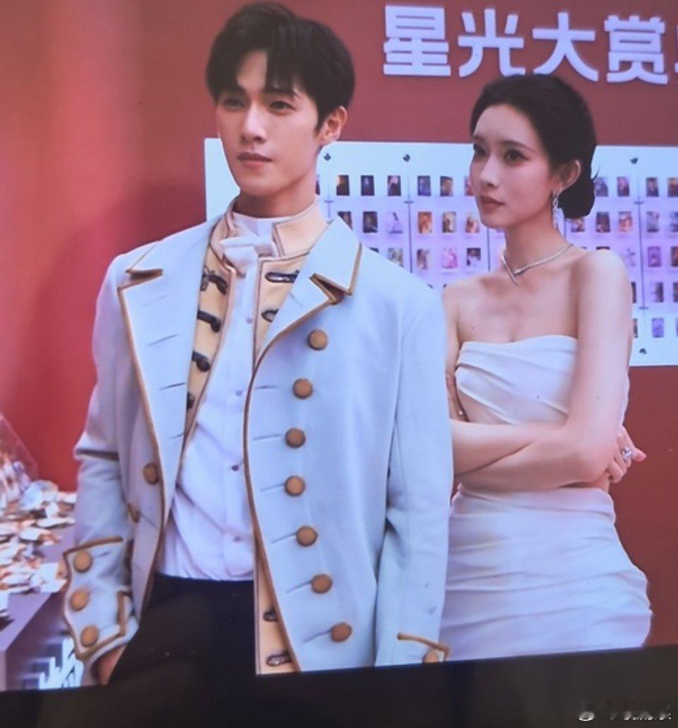 李昀锐孟子义你俩聊啥呢两个人靠那么近，笑得那么开心，我就想知道到底在说什么，这么