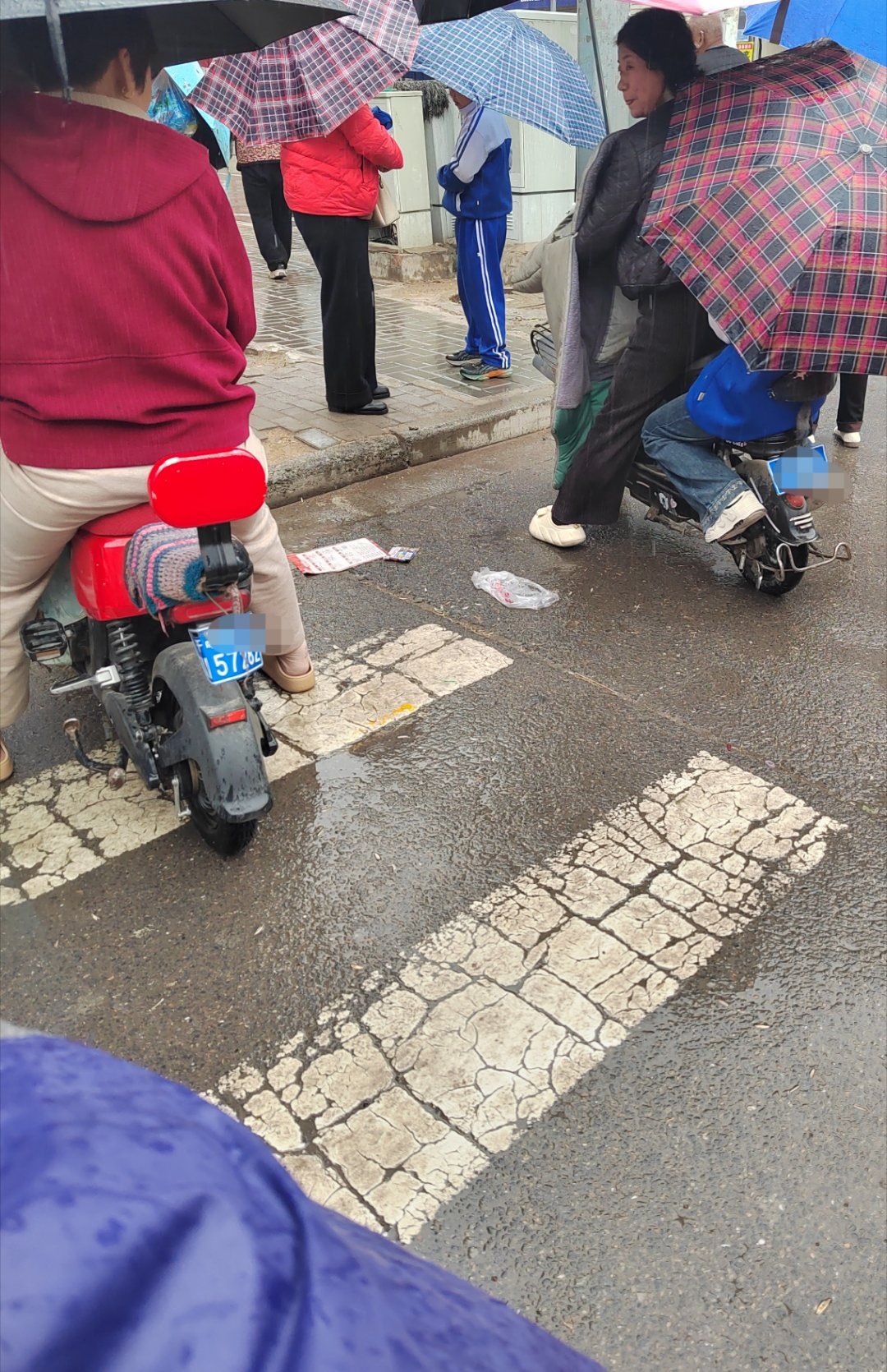 不早不晚卡在放学时间下雨 