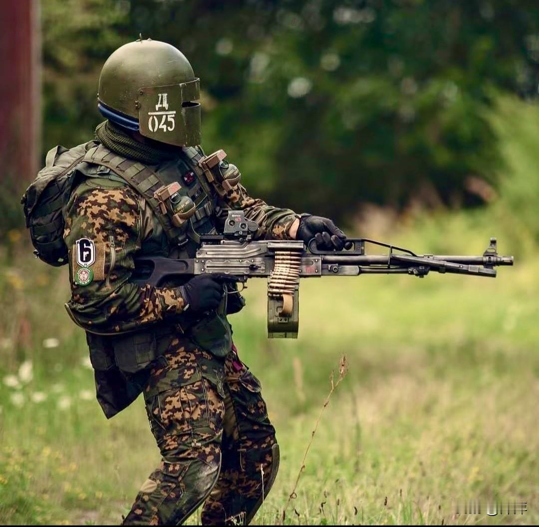 俄军特种部队手中的PK系列通用机枪，是现代战场的“死亡收割机”。
 
它使用7.