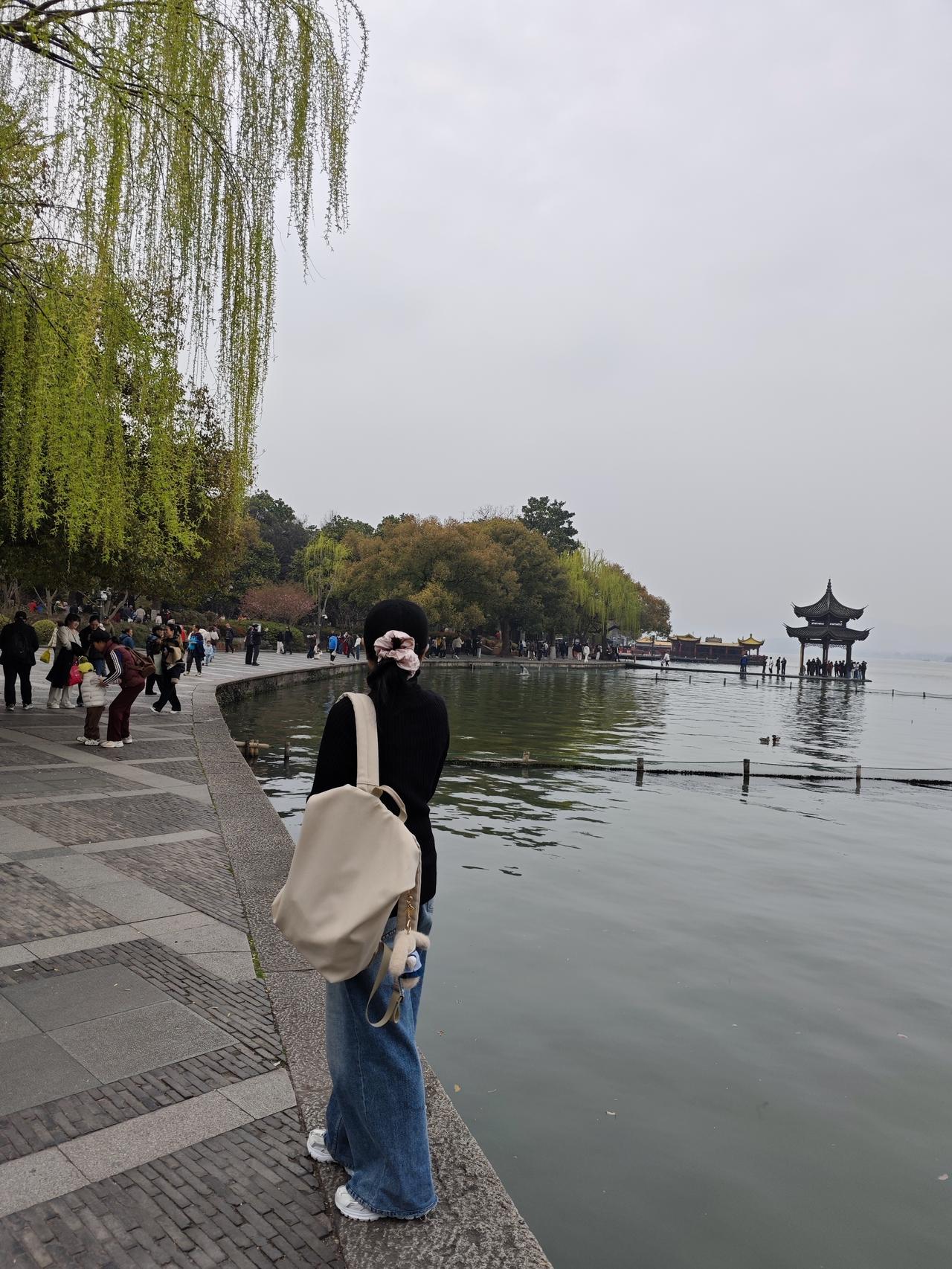 西湖每逢双休都会有很多活动，昨天是抖音商城溜达节，只要你去参加都会有礼品赠送。