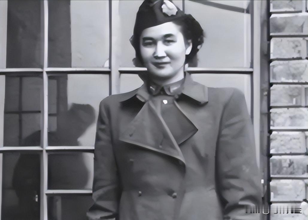 1940年，地下党康乃尔正在茶楼玩牌，一军统美女突然拍了了拍他的肩膀，使了个眼色